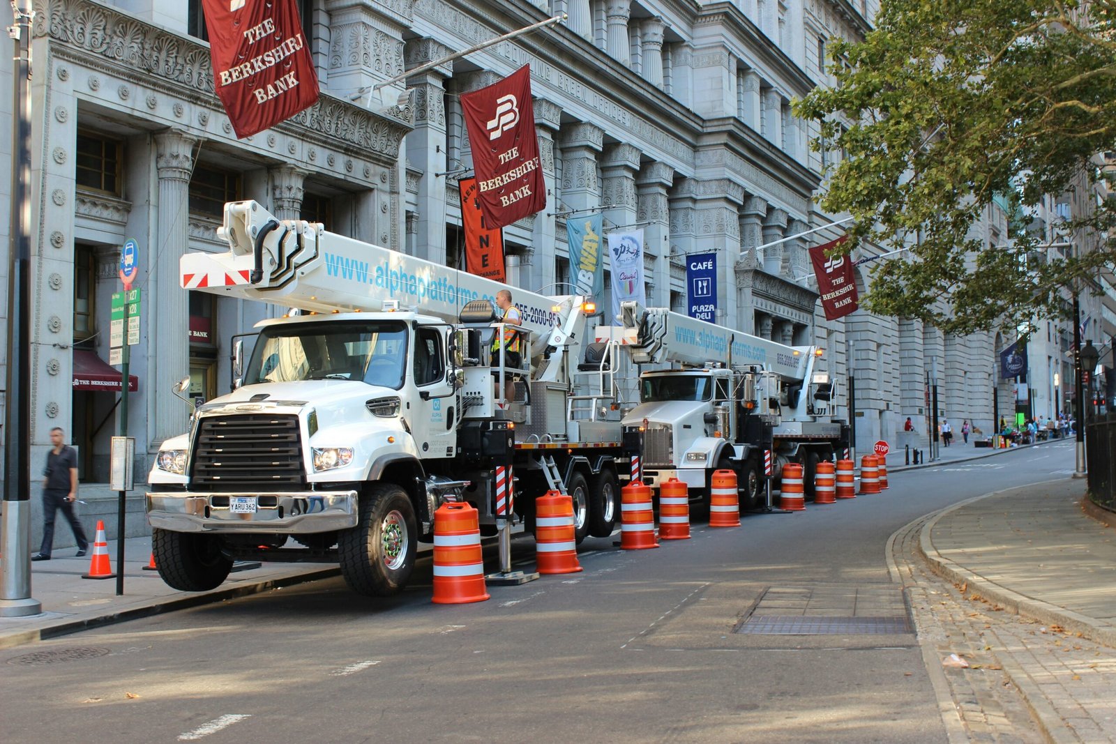 une rangée de camions utilitaires garés sur le côté d'une rue